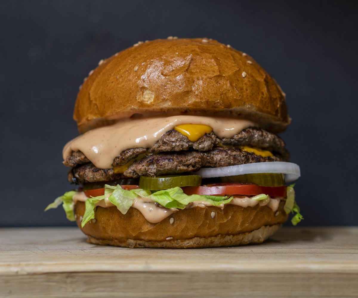 Hamburger con formaggio e insalata