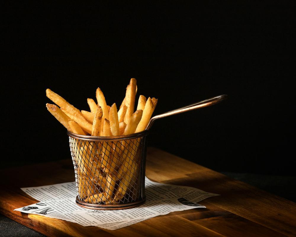 Patatine fritte nel cestino